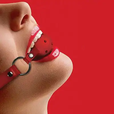 Ouch! - Ball Gag Red. Knebel z dziurkami umożliwiającymi oddychanie .