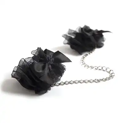 Bijoux Indiscrets Frou Frou Organza Handcuffs – Kajdanki z łańcuszkiem - Zwiewne, lekkie i niezwykle zmysłowe… choć tylko z pozoru delikatne!
