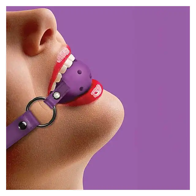 Ouch! - Ball Gag Purple. Knebel Z Dziurkami Umożliwiającymi Oddychanie.