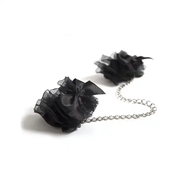 Bijoux Indiscrets Frou Frou Organza Handcuffs – Kajdanki z łańcuszkiem - Zwiewne, lekkie i niezwykle zmysłowe… choć tylko z pozoru delikatne!
