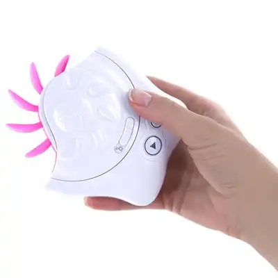 Sqweel 2 - Oral Sex Toy White. Biały, nieziemski stymulator seksu oralnego. Super delikatne i przyjemne w dotyku silikonowe języczki, 3 silne prędkości i ekscytujące doznania. 