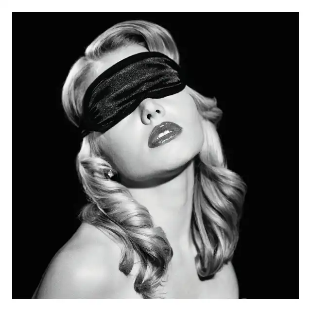 Sex &amp; Mischief - Satin Black Blindfold - elegancka, satynowa maska na oczy. Wyłącz jeden zmysł, wzmocnij pozostałe 