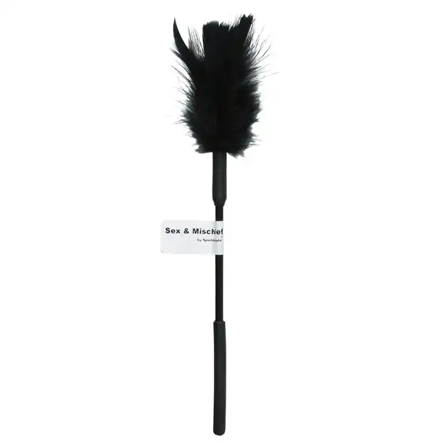 Sex &amp; Mischief - Feather Tickler Black. Miękkie i delikatne piórko do głaskania ciała Twojego partnera. Odkryj każdy jego centymetr