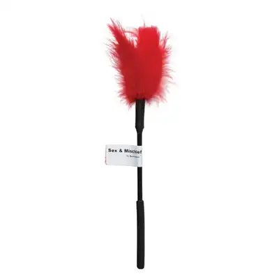 Sex &amp; Mischief - Feather Tickler Red. Miękkie i delikatne piórko do głaskania ciała Twojego partnera. Odkryj każdy jego centymetr