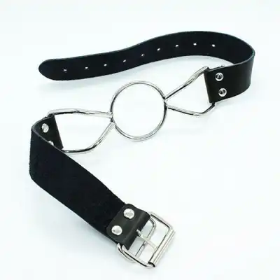 Toyz4Lovers - Ring Gag Deep Throat Nero. Knebel z metalową wstawką - otwarte usta.