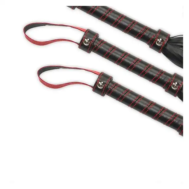 Lovetoy - Bondage Fetish Begginers Flogger. Pejcz dla początkujących. Czarno-czerwony. 