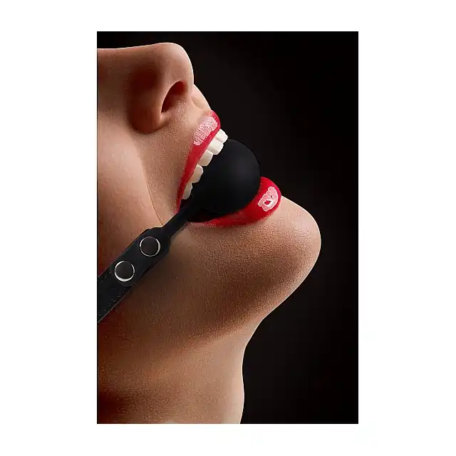Ouch! - Silicone Ball Gag. Silikonowy knebel, gładka przyjemna w dotyku taśma, regulowana.
