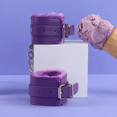 Ouch! - Plush Leather Hand Cuffs Purple. Fioletowe kajdanki wyścielane uroczym pluszem