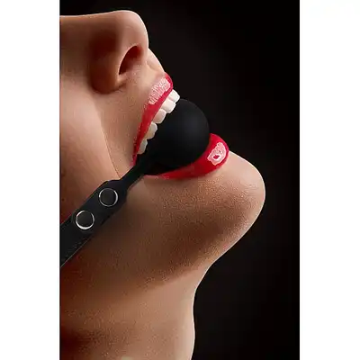 Ouch! - Silicone Ball Gag. Silikonowy knebel, gładka przyjemna w dotyku taśma, regulowana.
