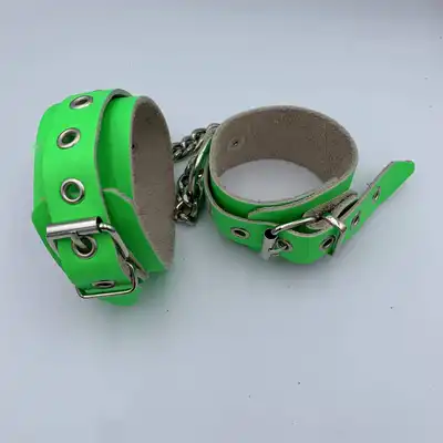 Leder - alternatywne skórzane kajdanki neonowa zieleń. Idealne do cosplay!