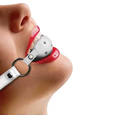 Ouch! - Ball Gag White. Knebel z dziurkami umożliwiającymi oddychanie .
