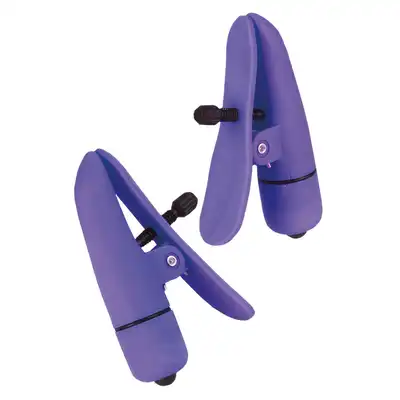 Calexotics - Nipplettes Purple. Fioletowe przyjemnie wibrujące klamerki na sutki. 100% bezpieczna i gorąca zabawa!