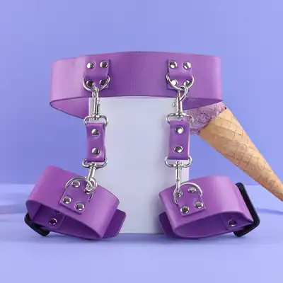 Ouch! - Collar And Cuffs Purple. Obroża z odpinanymi mankietami.