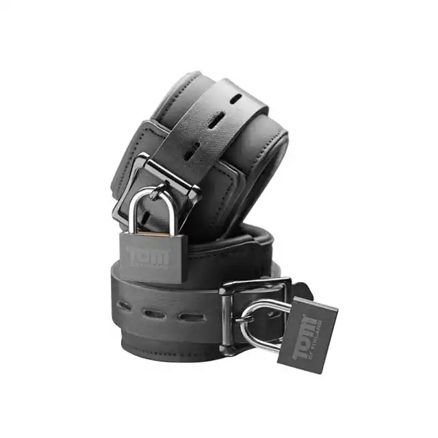 Tom Of Finland - Neoprene Ankle Cuffs. Miękkie kajdanki na kostki zapinane na kłódkę. Mega Sale!