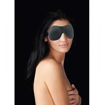 Ouch! - Curvy Eyemask Black. Dopasowana opaska na oczy.