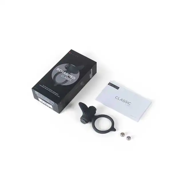 B Swish - BCharmed Classic Black. Wibrujący ring na penisa.