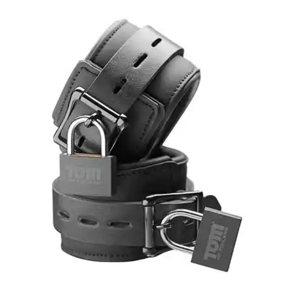 Tom Of Finland - Neoprene Ankle Cuffs. Miękkie kajdanki na kostki zapinane na kłódkę. Mega Sale!