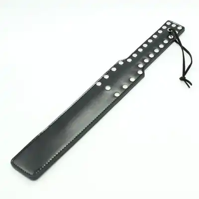 Toyz 4 Lovers - Black Spanking Paddle. Czarna packa z ćwiekami. Ekologiczna skóra!