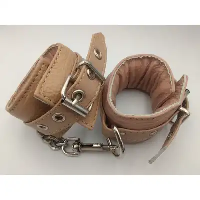 Leder - Beżowe kajdanki podszyte pianką z łańcuchem 10 cm