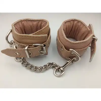 Leder - Beżowe kajdanki podszyte pianką z łańcuchem 10 cm