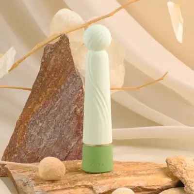 Iroha - Rin + Hisui Vibrator. Zielony ultra przyjemny w dotyku masażer, który zmieści się do Twojej ręki. 4 różne siły wibracji, 2 niezależne rytmy!