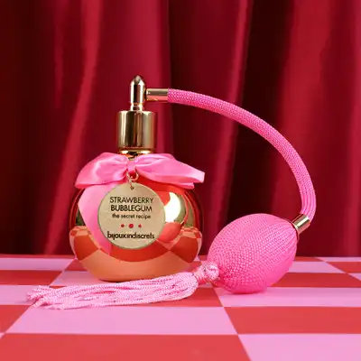 Bijoux Indiscrets - Bubble Gum Body Mist. Przepięknie pachnąca gumą balonową mgiełka do ciała. 