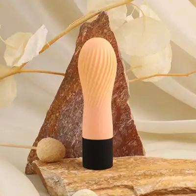Iroha - Zen Vibrator Hanacha. Designerski różowy wibrator z miękkiego jak pianka silikonu Soft-Touch! Ekskluzywna kolekcja. 