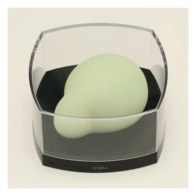 Iroha - Midori Clitorial Vibrator Green. Nowoczesny, delikatny, elegancki zielony wibrator. Przyjemność, która mieści się w dłoni! Ładowane w etui. Cudowny prezent dla niej. 