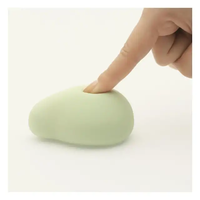 Iroha - Midori Clitorial Vibrator Green. Nowoczesny, delikatny, elegancki zielony wibrator. Przyjemność, która mieści się w dłoni! Ładowane w etui. Cudowny prezent dla niej. 
