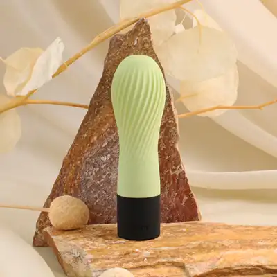 Iroha - Zen Vibrator Matcha. Designerski zielony wibrator z miękkiego jak pianka silikonu Soft-Touch! Ekskluzywna kolekcja. 