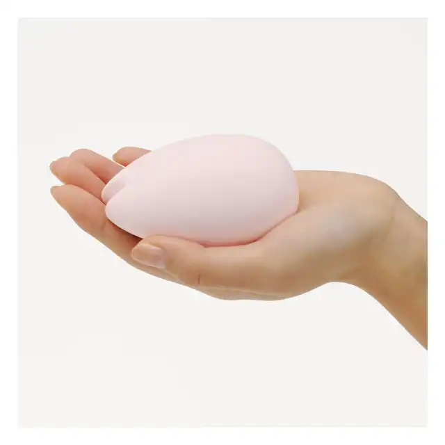 Iroha - Sakura Clitorial Vibrator Pink. Delikatny w dotyku, elegancki różowy wibrator o silnych wibracjach. Przyjemność, która mieści się w dłoni! Ładowany w stacji dokującej. 