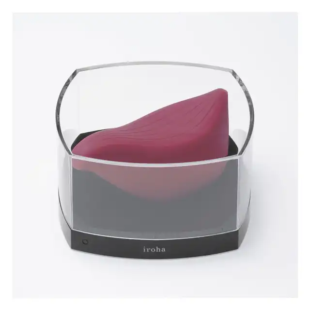 Iroha - Tori Clitorial Vibrator Dark Red. Ciemnoczerwony designerski, silny wibrator, który zmieści się w Twojej ręce.  