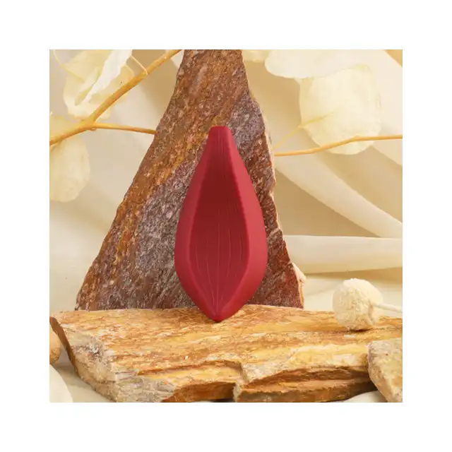 Iroha - Tori Clitorial Vibrator Dark Red. Ciemnoczerwony designerski, silny wibrator, który zmieści się w Twojej ręce.  
