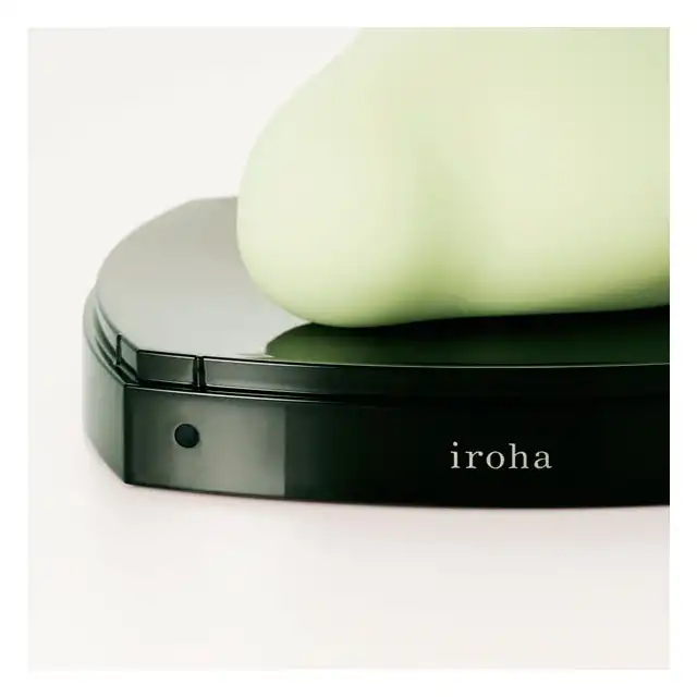 Iroha - Midori Clitorial Vibrator Green. Nowoczesny, delikatny, elegancki zielony wibrator. Przyjemność, która mieści się w dłoni! Ładowane w etui. Cudowny prezent dla niej. 
