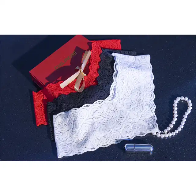 Chilirose - Creamwhite Pearlstring with minivibrator M. Koronkowe kremowe stringi z prawdziwymi perłami. Mini wibrator w komplecie! 