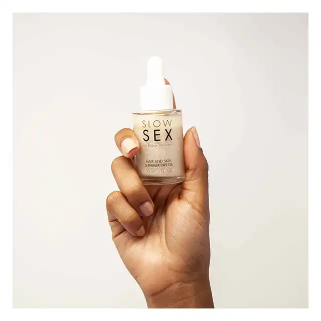 Slow Sex - Hair and Skin Shimmer Dry Oil 30 ml. Przepięknie lśniący, kokosowy balsam do ciała z błyszczącymi drobinkami.