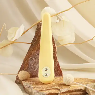 Iroha - Mikazuki Vibrator Yellow. Żółty, najwyższej jakości wibrator dla kobiet! Elastyczny, silne wibracje, delikatny w dotyku. Nieziemsko przyjemny! 