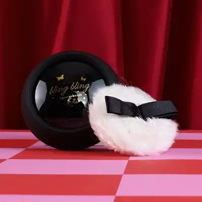 Bijoux Indiscrets - Bling Bling Kissable Body Powder. Aksamitny puder do nabłyszczania skóry i ciała. Idealnie sprawdzi się do intymnych pocałunków.