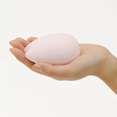 Iroha - Sakura Clitorial Vibrator Pink. Delikatny w dotyku, elegancki różowy wibrator o silnych wibracjach. Przyjemność, która mieści się w dłoni! Ładowany w stacji dokującej. 