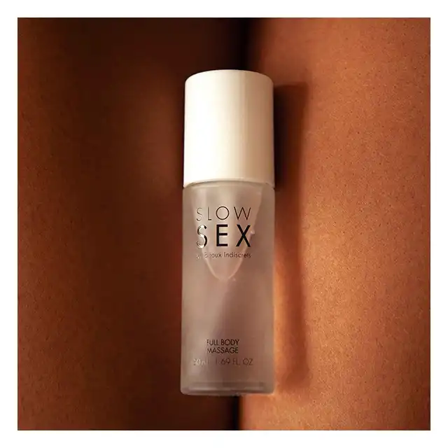Slow Sex - Full Body Massage 50 ml. Niezwykły silikonowy olejek o jedwabistej konsystencji i kokosowym zapachu. 