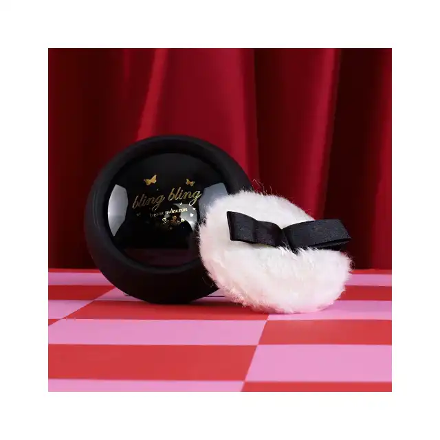 Bijoux Indiscrets - Bling Bling Kissable Body Powder. Aksamitny puder do nabłyszczania skóry i ciała. Idealnie sprawdzi się do intymnych pocałunków.