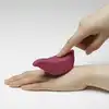 Iroha - Tori Clitorial Vibrator Dark Red. Ciemnoczerwony designerski, silny wibrator, który zmieści się w Twojej ręce.  