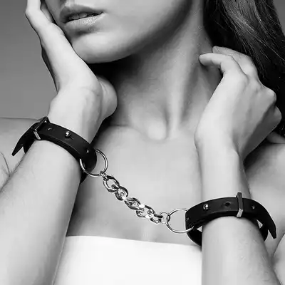 Bijoux Indiscrets - Maze Brown Handcuffs. Mega ekskluzywne brązowe kajdanki ze złotym łańcuchem. 