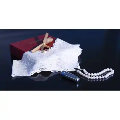Chilirose - Creamwhite Pearlstring with minivibrator M. Koronkowe kremowe stringi z prawdziwymi perłami. Mini wibrator w komplecie! 