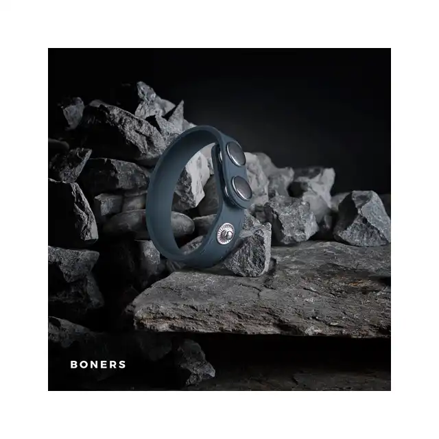 Boners - Cock Strap S/M. Uniwersalne, designerskie ringi erekcyjne zapinane z możliwością regulacji. 