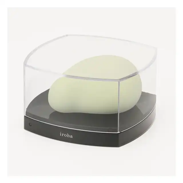 Iroha - Midori Clitorial Vibrator Green. Nowoczesny, delikatny, elegancki zielony wibrator. Przyjemność, która mieści się w dłoni! Ładowane w etui. Cudowny prezent dla niej. 