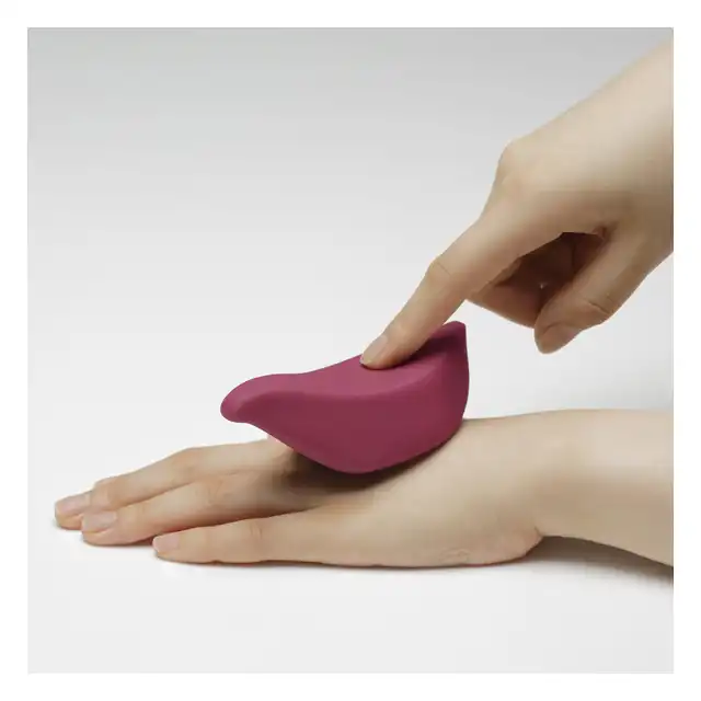 Iroha - Tori Clitorial Vibrator Dark Red. Ciemnoczerwony designerski, silny wibrator, który zmieści się w Twojej ręce.  