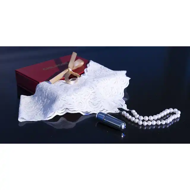Chilirose - Creamwhite Pearlstring with minivibrator M. Koronkowe kremowe stringi z prawdziwymi perłami. Mini wibrator w komplecie! 