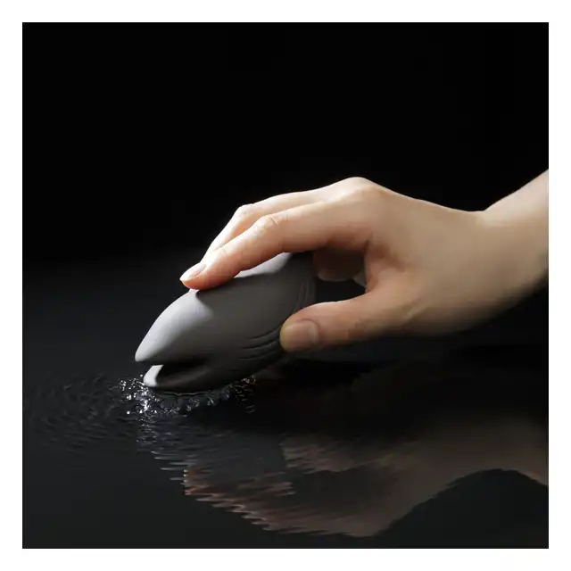 Iroha - Yoru Clitorial Vibrator Black. Powinnaś go mieć! Gwarancja stuprocentowego zadowolenia, dzięki specjalnym trybom wibracji oraz nieziemsko przyjemnemu silikonowi Soft Touch. 