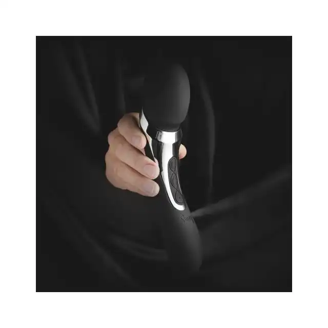 Sway Vibes - Wand Vibrator Black. Magiczna różdżka z ultra miękkiego, aksamitnego silikonu. Elegancki wzór. 